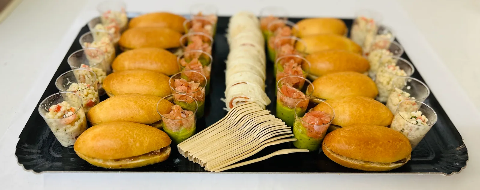 Plateaux de navettes et de verrines dressés pour un apéritif
