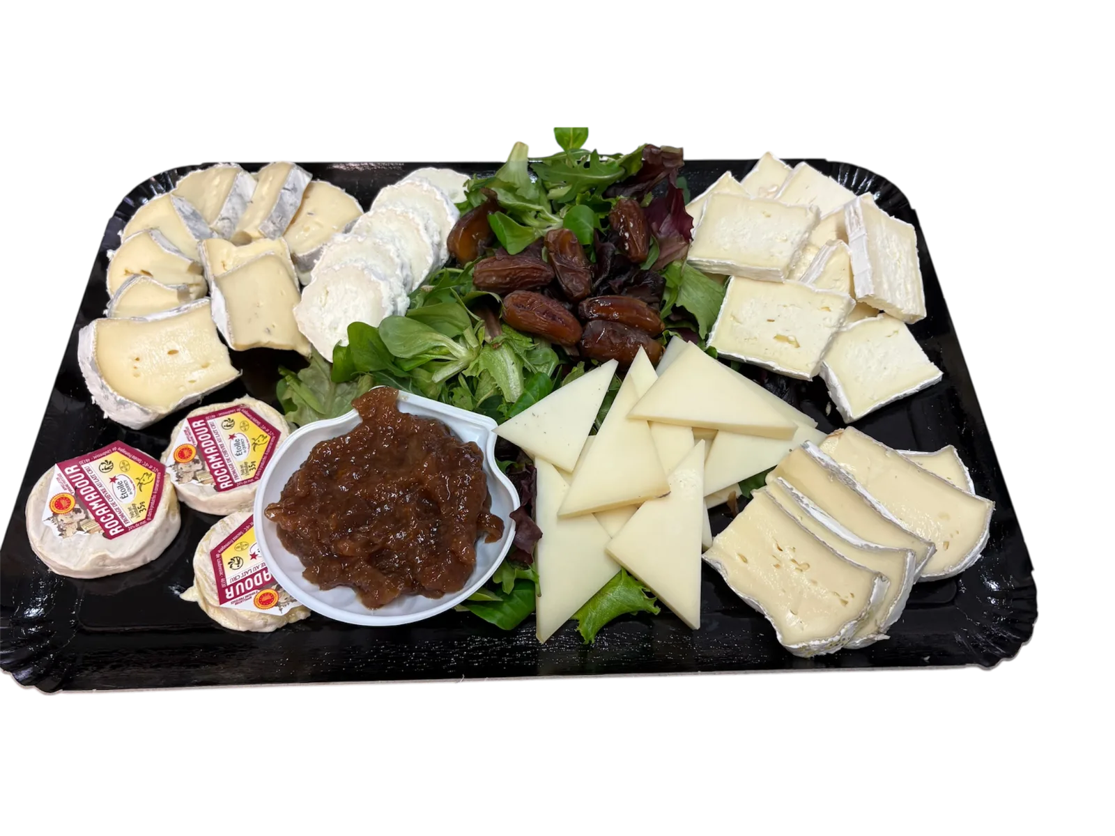 Plateau de fromages affinés garni de fruits secs et de grains de raisin
