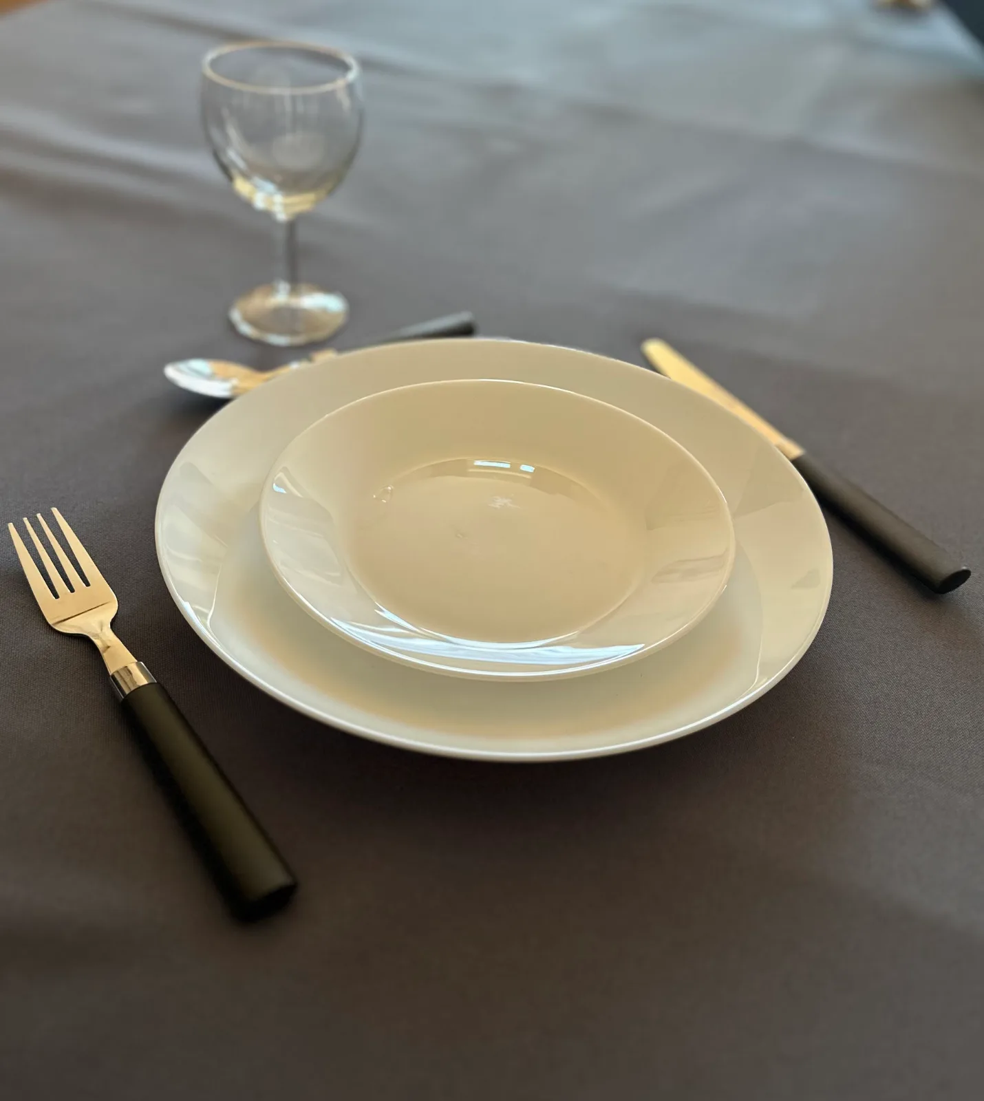 Piles d’assiettes blanches empilées pour une réception