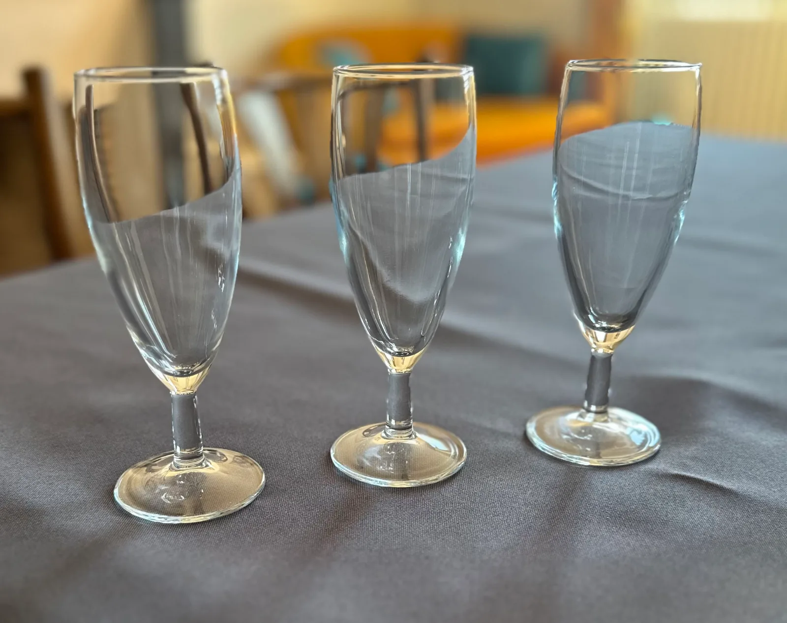 Flûtes à champagne alignées, prêtes pour une réception
