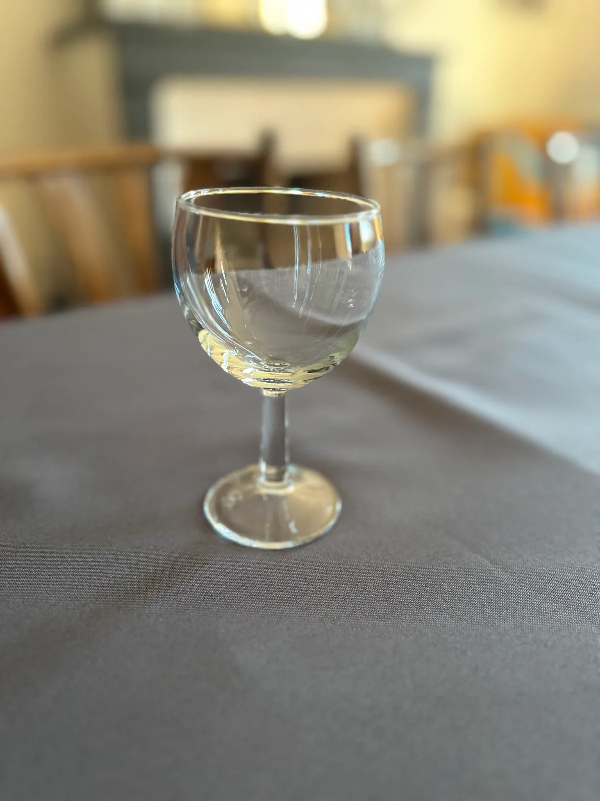 Verre à ballon posé sur une table dressée